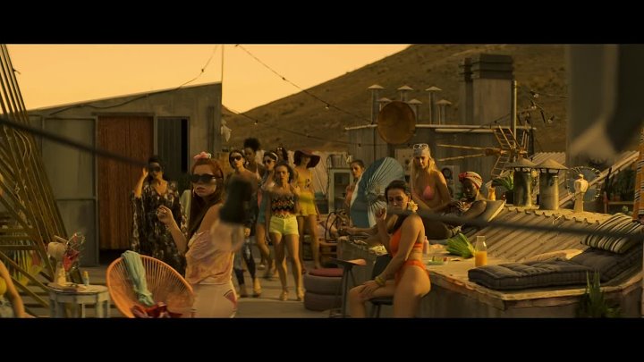 Sky Rojo. Temporada 1 Episodio 1. «Sofá de escay rojo»